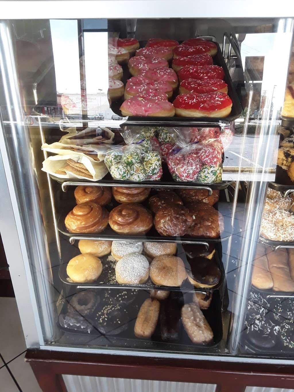 Winchells Donut House | 3501 Slauson Ave, Maywood, CA 90270, USA | Phone: (323) 582-6523