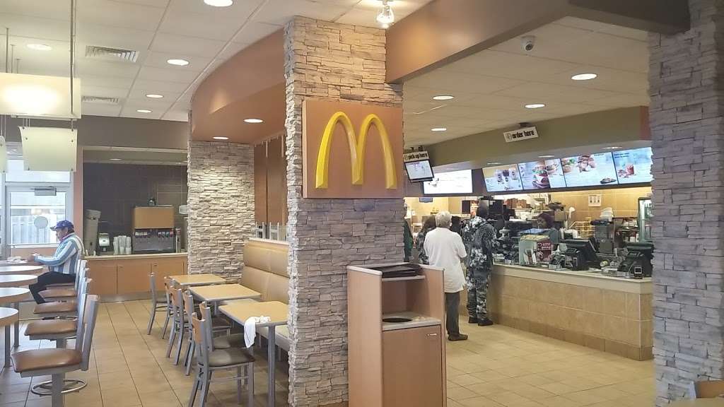 McDonalds | 2211 Green Bay Rd, North Chicago, IL 60064, USA | Phone: (847) 473-1699