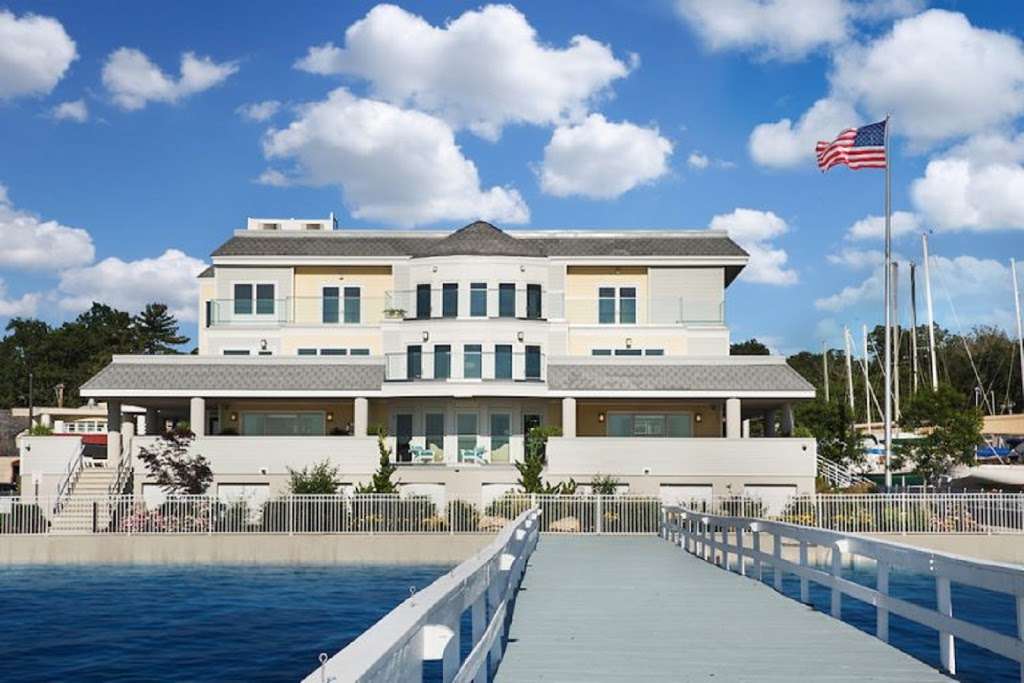 Knickerbocker Yacht Hotel | 433 Main St, Port Washington, NY 11050 | Phone: (516) 883-4800