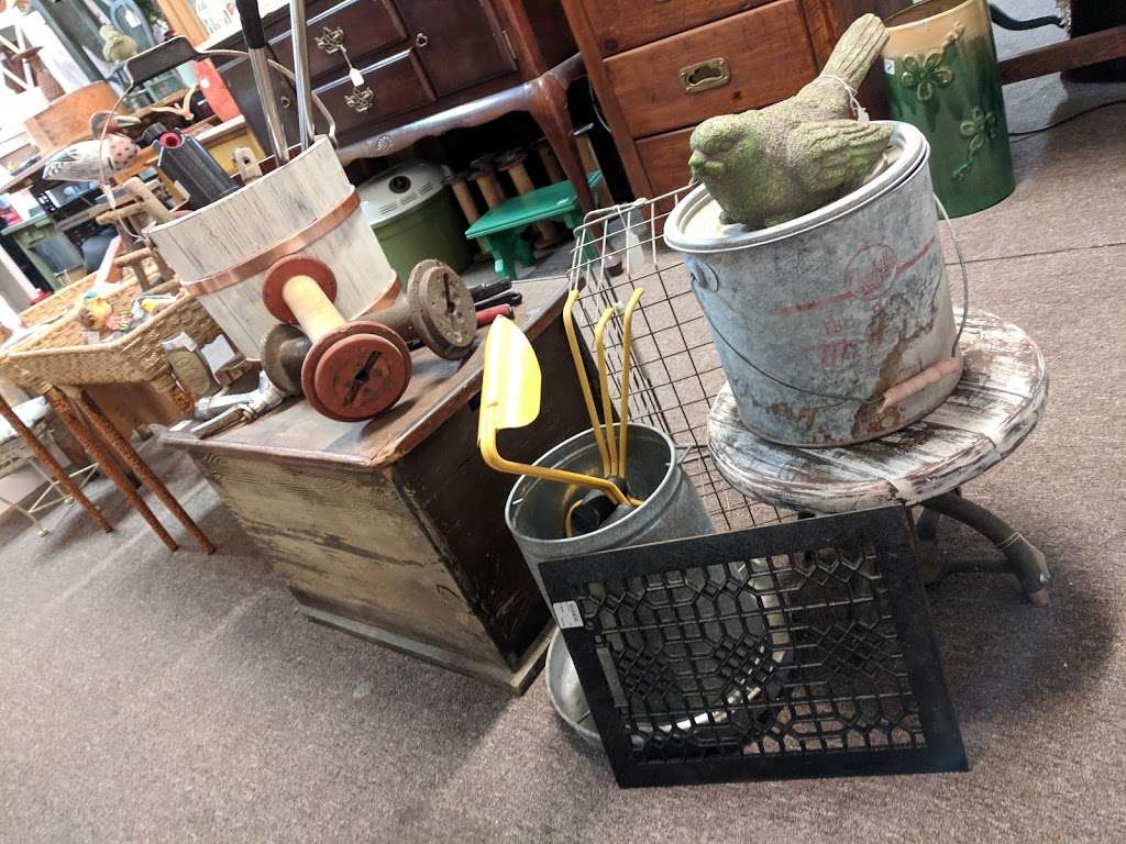 Bargains and Treasures | 396 Kennedy Dr, Bradley, IL 60915 | Phone: (815) 304-5295