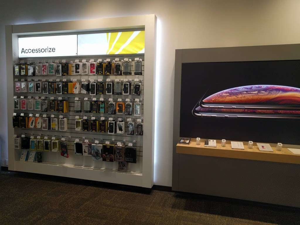 Sprint Store | 2000 N Clybourn Ave, Chicago, IL 60614, USA | Phone: (773) 935-5065