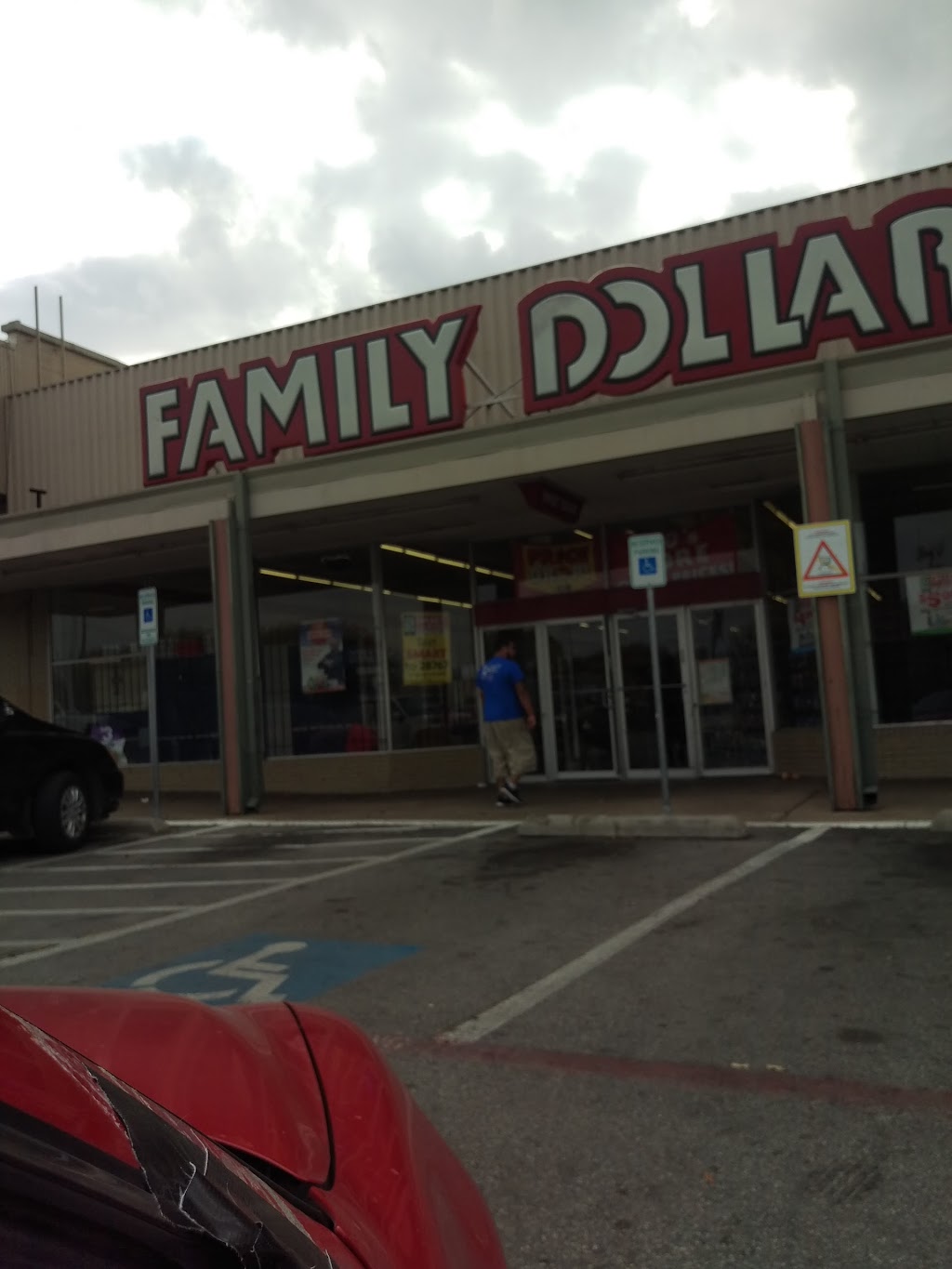 Family Dollar | 2600 Jefferson Blvd Suite 310, Dallas, TX 75211, USA | Phone: (469) 547-3552