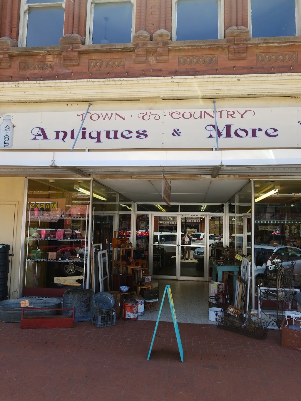 Town & Country Antiques & More | 115 W Oklahoma Ave, Guthrie, OK 73044, USA | Phone: (405) 282-3237