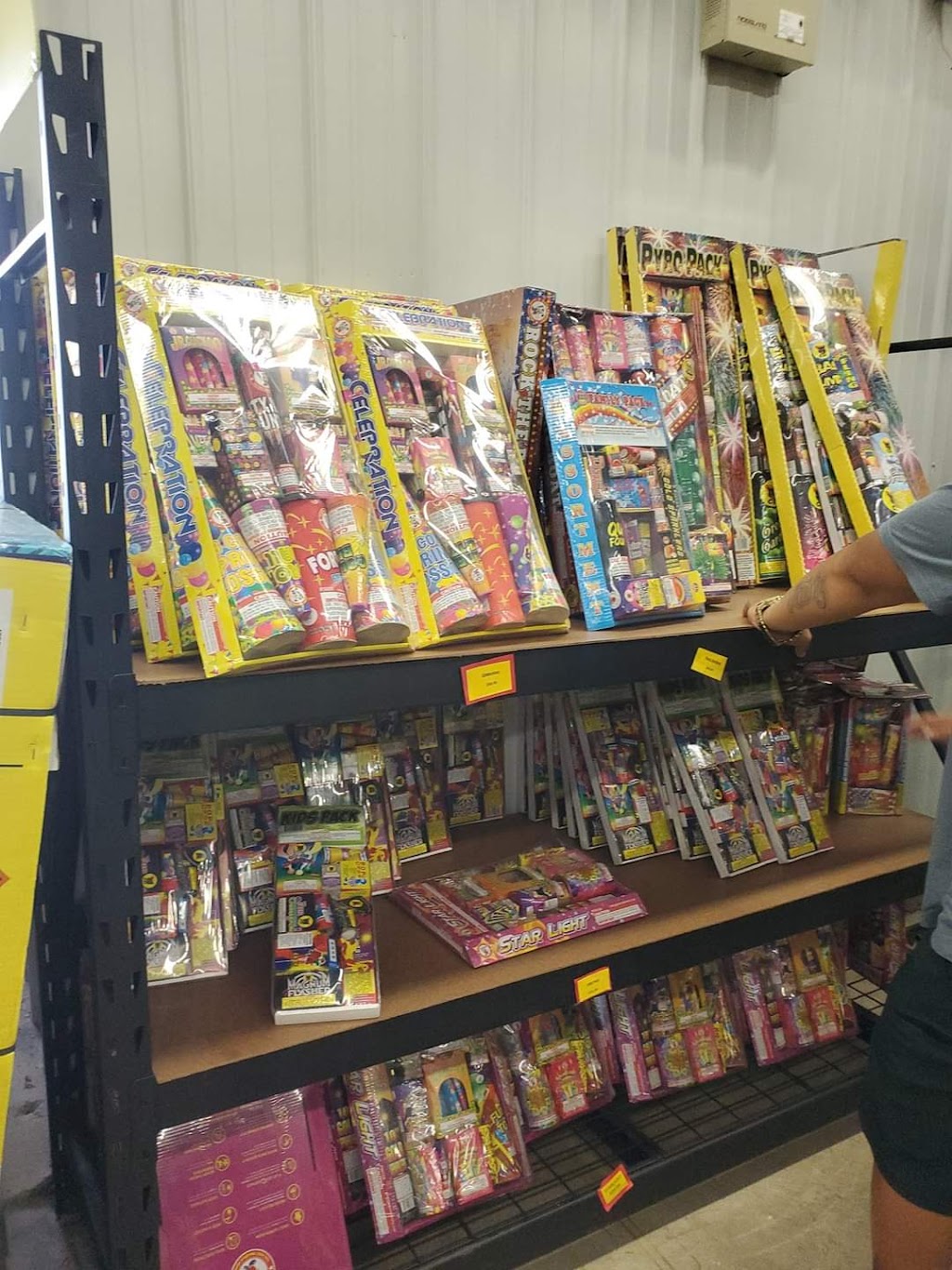 Black Bull Fireworks Super Store-Salem | 32135 Geneva Rd, Salem, WI 53168, USA | Phone: (414) 349-2463