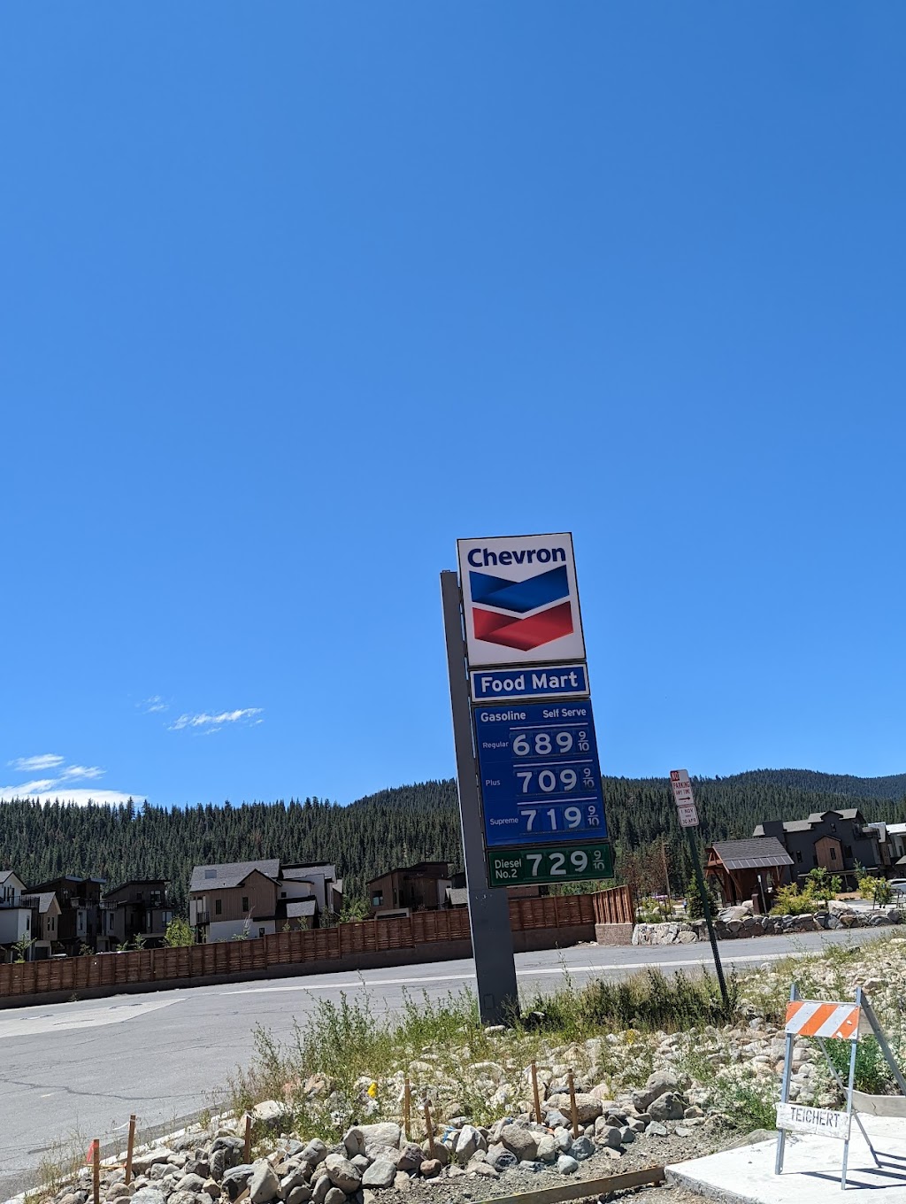 Donner Gate Chevron Food Mart | 12353 Deerfield Dr, Truckee, CA 96161, USA | Phone: (916) 488-3666