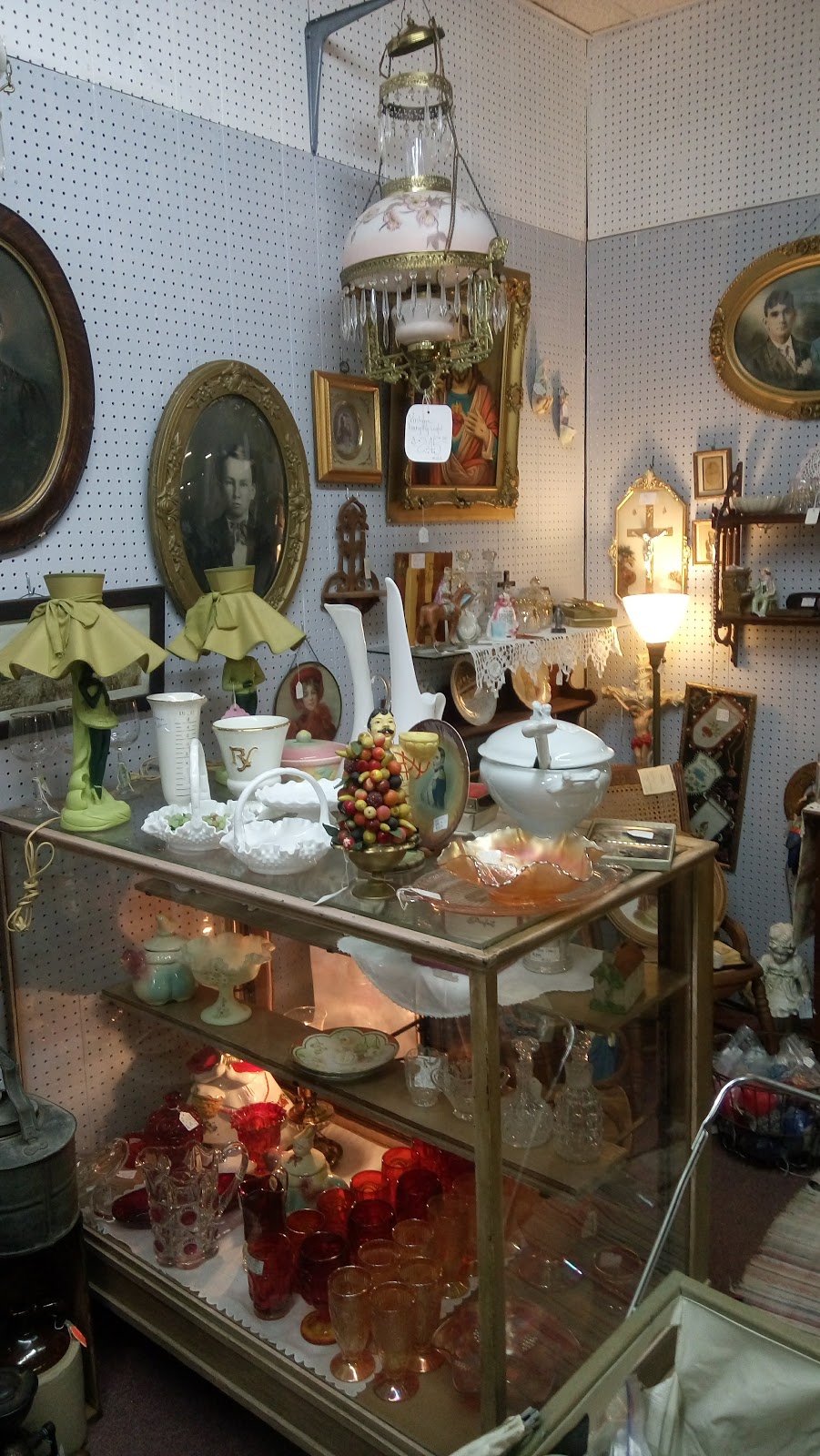 Pocahontas Antiques | 311 W Johnson St, Pocahontas, IL 62275, USA | Phone: (618) 669-2969