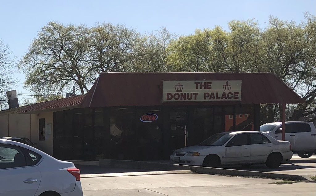 Donut Palace | 820 S Colorado St, Lockhart, TX 78644, USA | Phone: (512) 398-2281