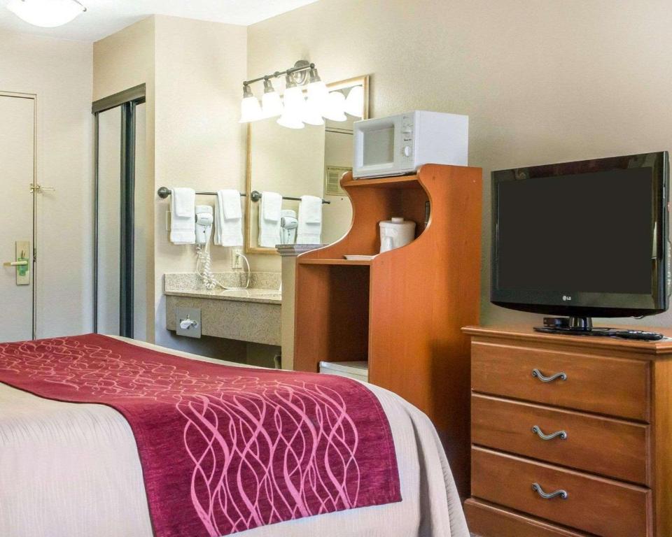 Motel 6 Claremore | 1720 S Lynn Riggs Blvd, Claremore, OK 74017, USA | Phone: (918) 343-3297