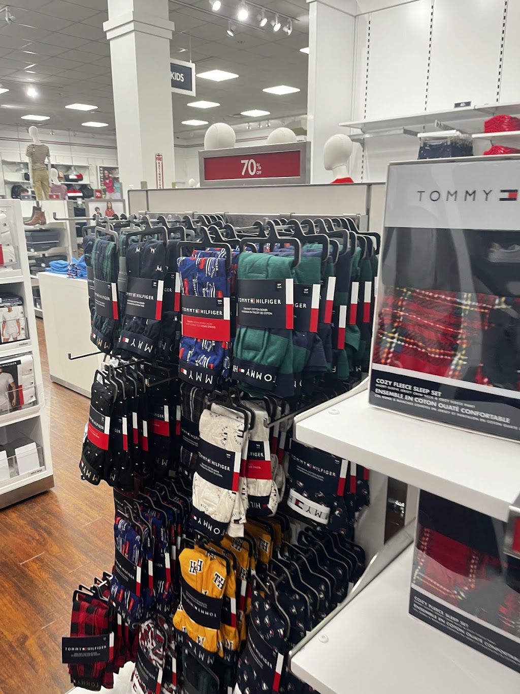 Tommy Hilfiger | 18517 Outlet Blvd Suite #200, Chesterfield, MO 63005, USA | Phone: (636) 778-1380