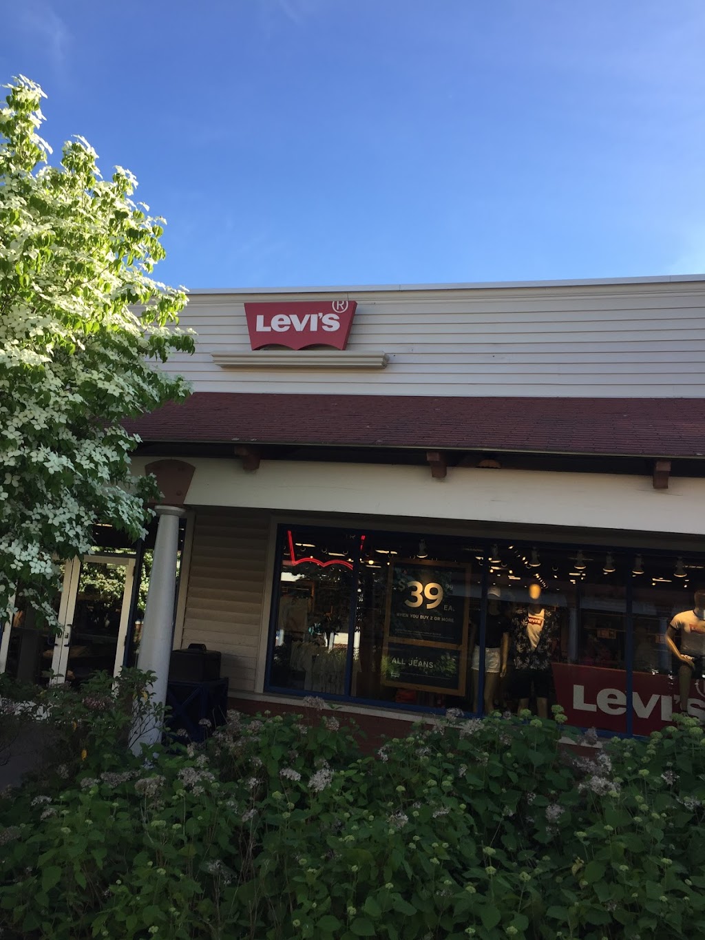 Levis Outlet Store | 1 Outlet Blvd Suite 125, Wrentham, MA 02093, USA | Phone: (508) 384-3097