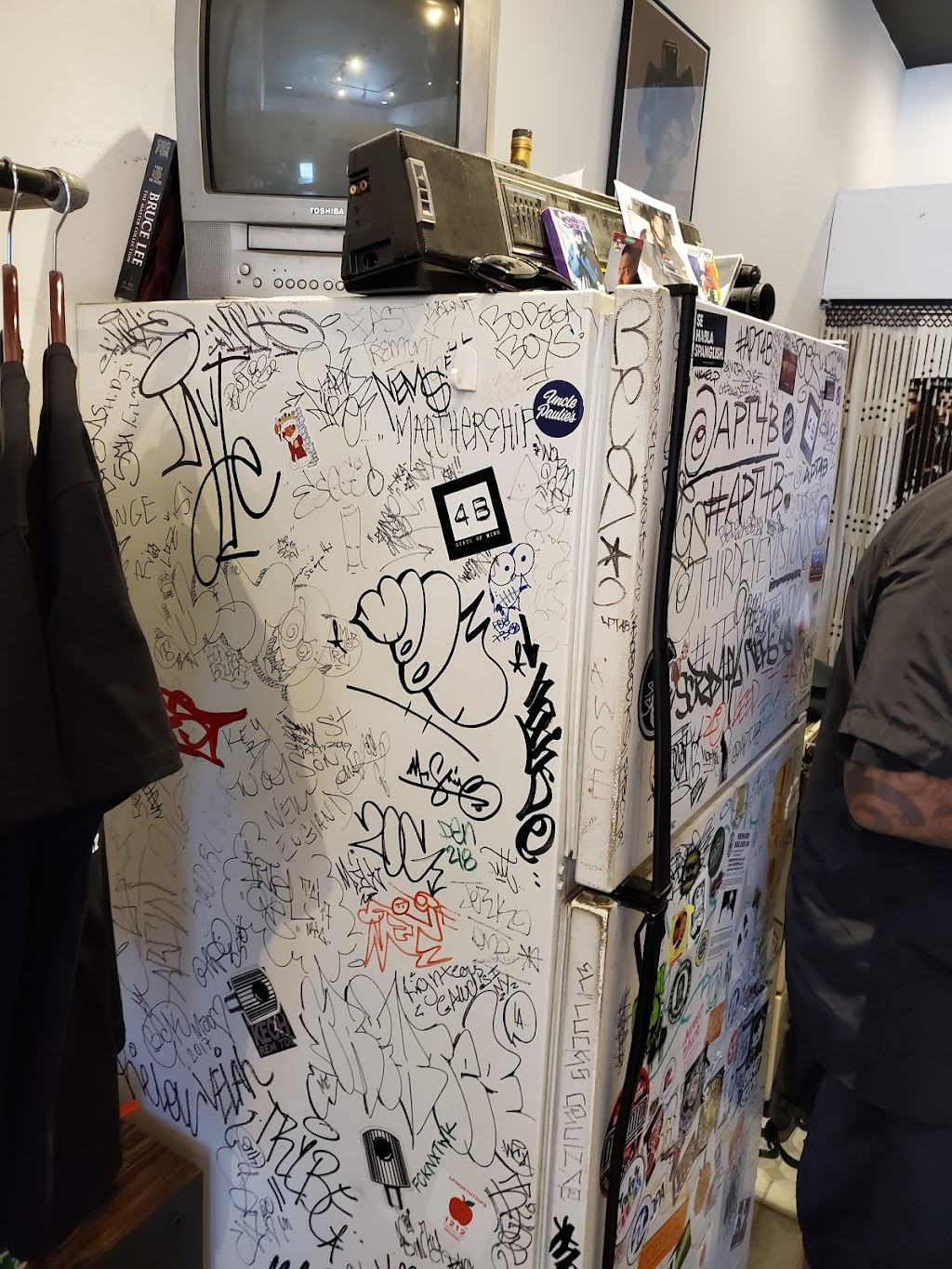 APT.4B | 517 N Fairfax Ave, Los Angeles, CA 90036, USA | Phone: (323) 879-9891