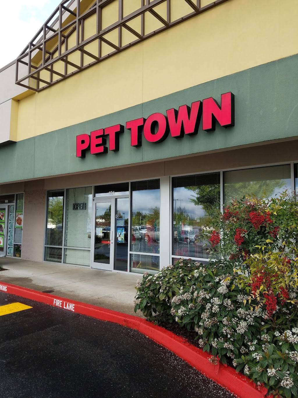 Pet Town | 1948 SE Lund Ave #101, Port Orchard, WA 98366, USA | Phone: (360) 874-1171