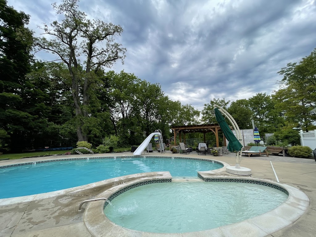 Maple Cove Bed & Breakfast | 969 Maple Cove Dr, Leonard, MI 48367, USA | Phone: (248) 274-4680