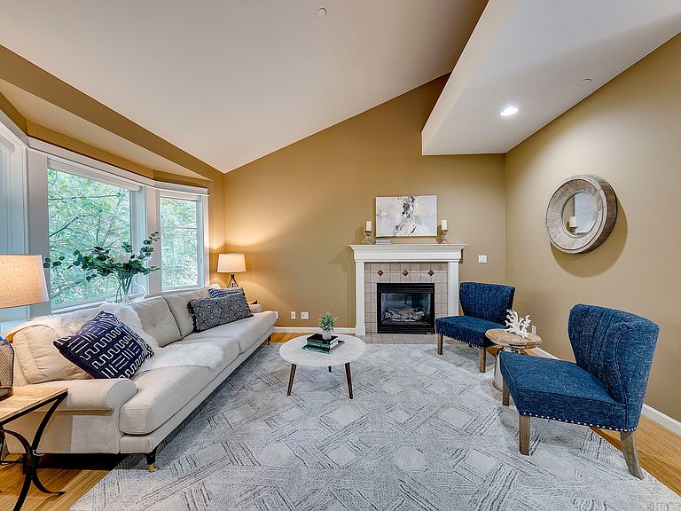 smith + montaperto home staging | 13024 Venice Loop NE, Bainbridge Island, WA 98110, USA | Phone: (206) 678-6130