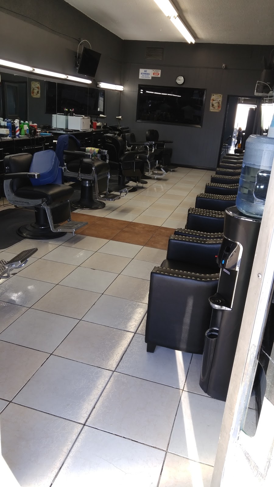 Victorss Barber Shop | 20123 Vanowen St, Winnetka, CA 91306, USA | Phone: (818) 914-5403