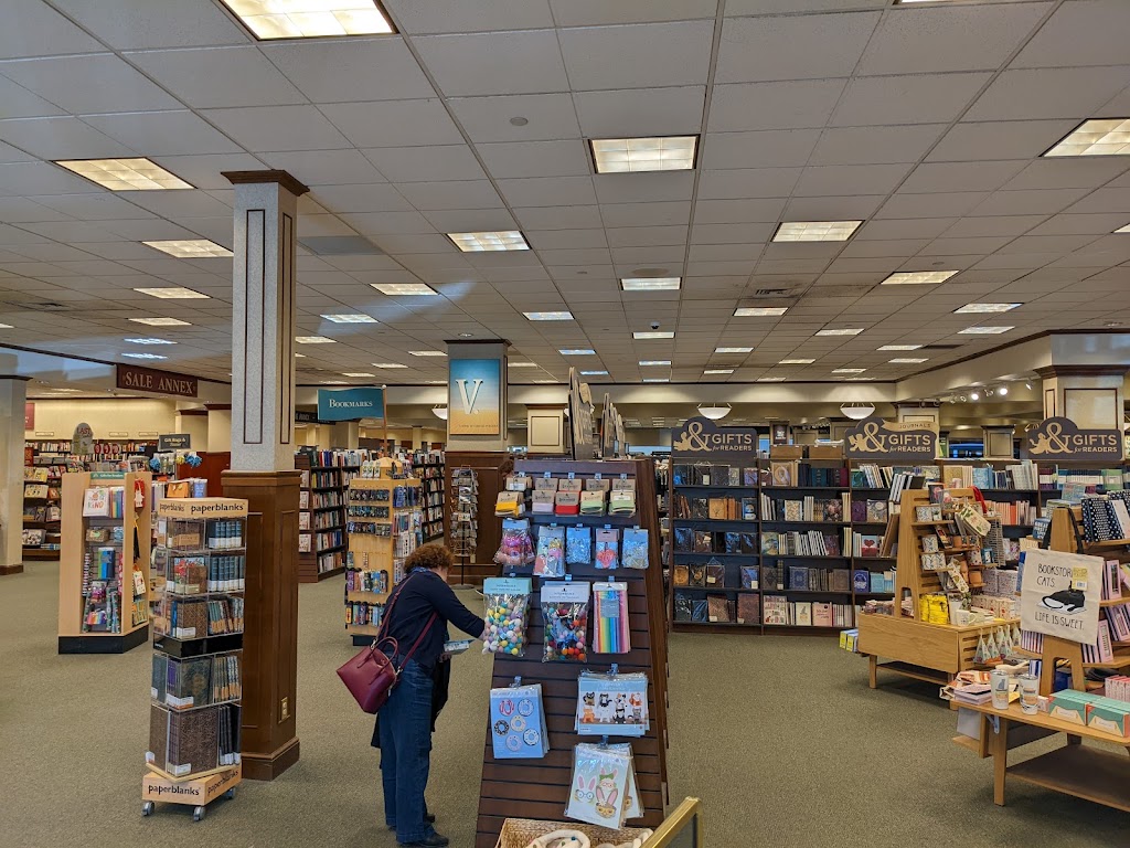 Barnes & Noble | 2100 Snelling Ave N, Roseville, MN 55113, USA | Phone: (651) 639-9256