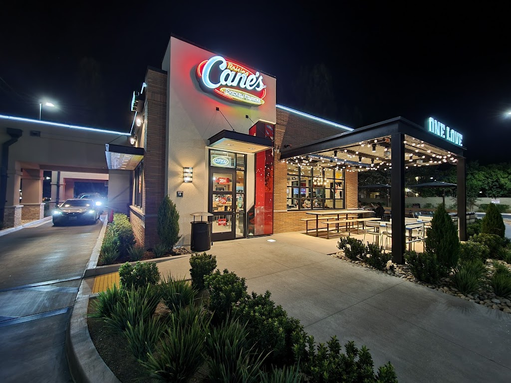 Raising Canes Chicken Fingers | 855 E Alosta Ave, Azusa, CA 91702, USA | Phone: (626) 633-0069