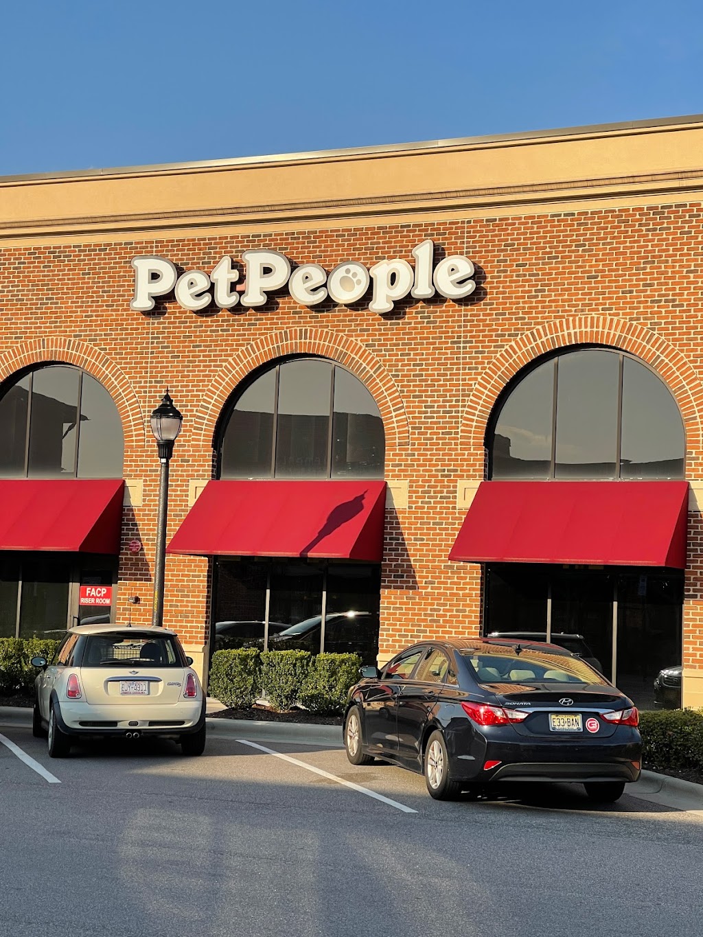 PetPeople by Hollywood Feed | 5042 Arco St, Cary, NC 27519, USA | Phone: (919) 694-5562