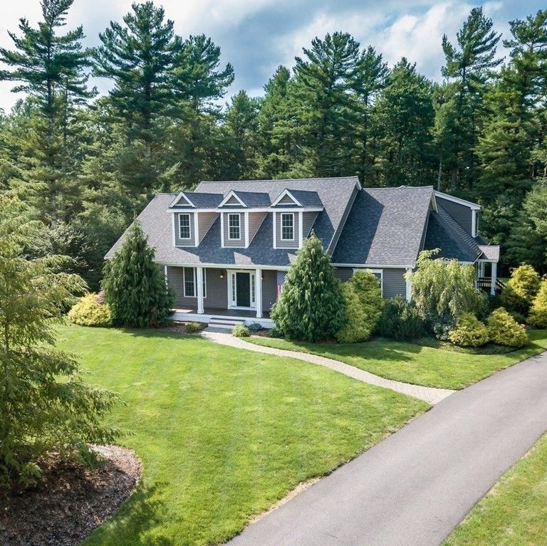 Erika Collins Realty Group, RE/MAX Platinum | 525 Bedford St, Bridgewater, MA 02324, USA | Phone: (617) 866-8070