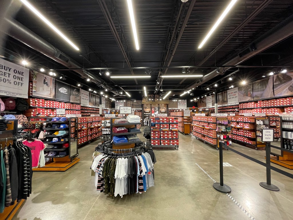 Vans Outlet | 18527 Outlet Blvd #721, Chesterfield, MO 63005, USA | Phone: (636) 536-9624