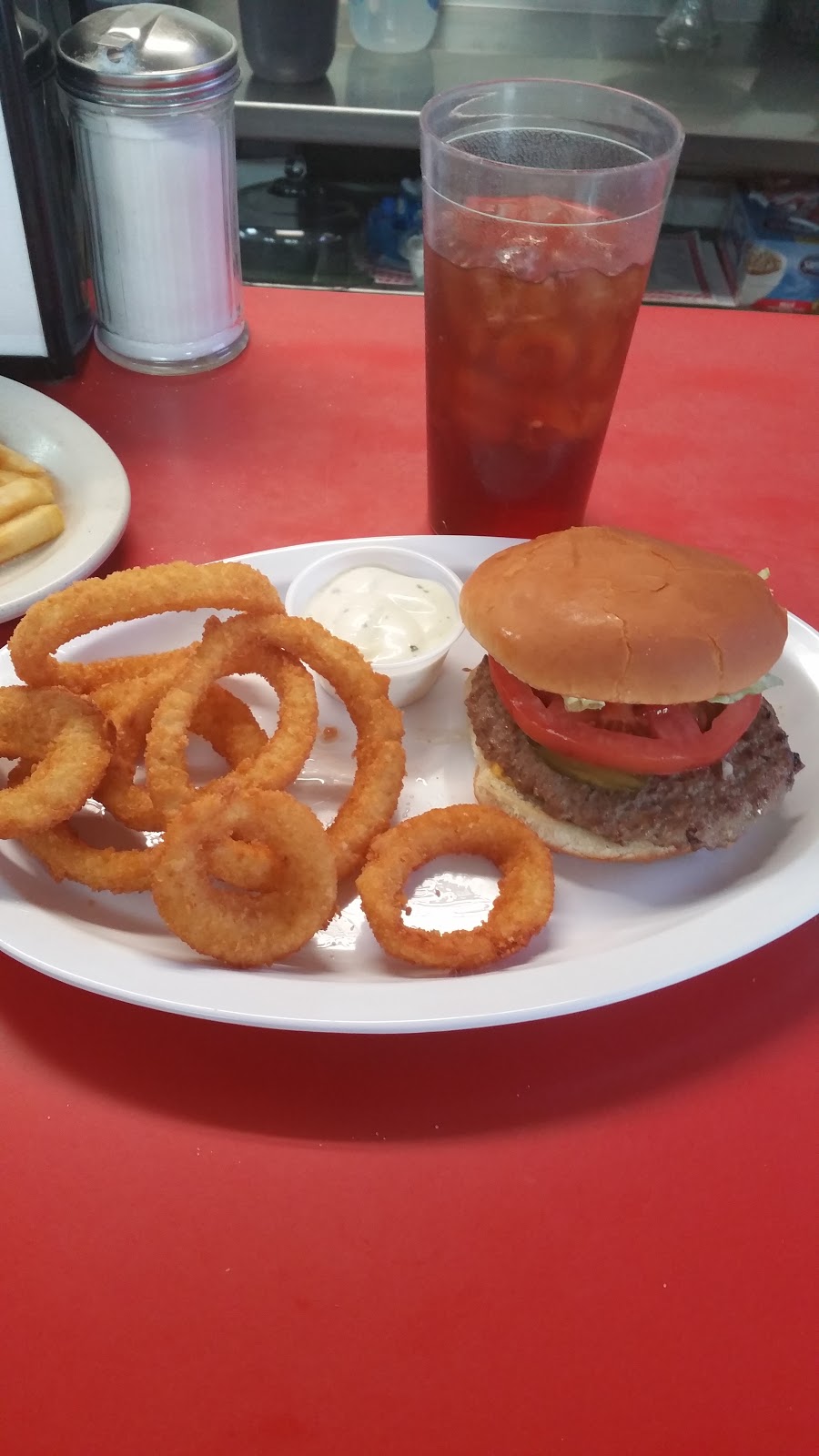 Lyndas Grill | 109 Jefferson St, Taylorsville, KY 40071, USA | Phone: (502) 477-2857