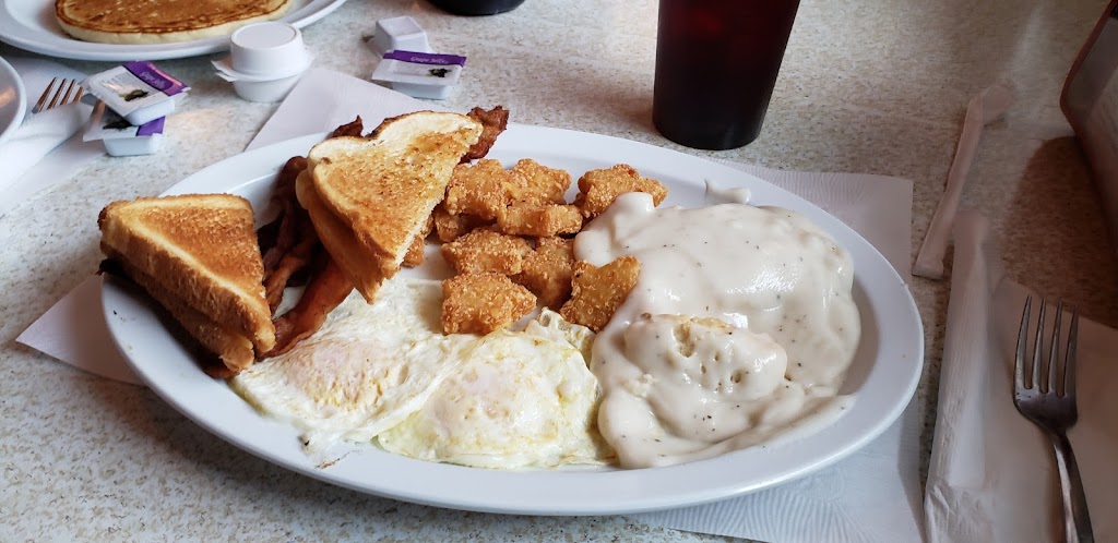 Country Cookin - restaurant  | Photo 2 of 10 | Address: 906 E Hackberry St, Salem, IN 47167, USA | Phone: (812) 896-1116