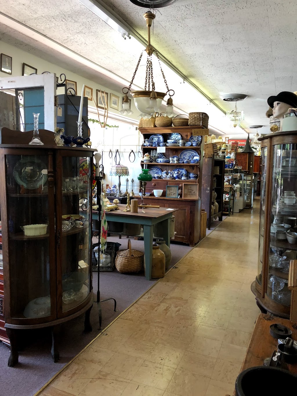 Lous Antique Mall | 120 Arnett Blvd, Danville, VA 24540, USA | Phone: (434) 797-5777