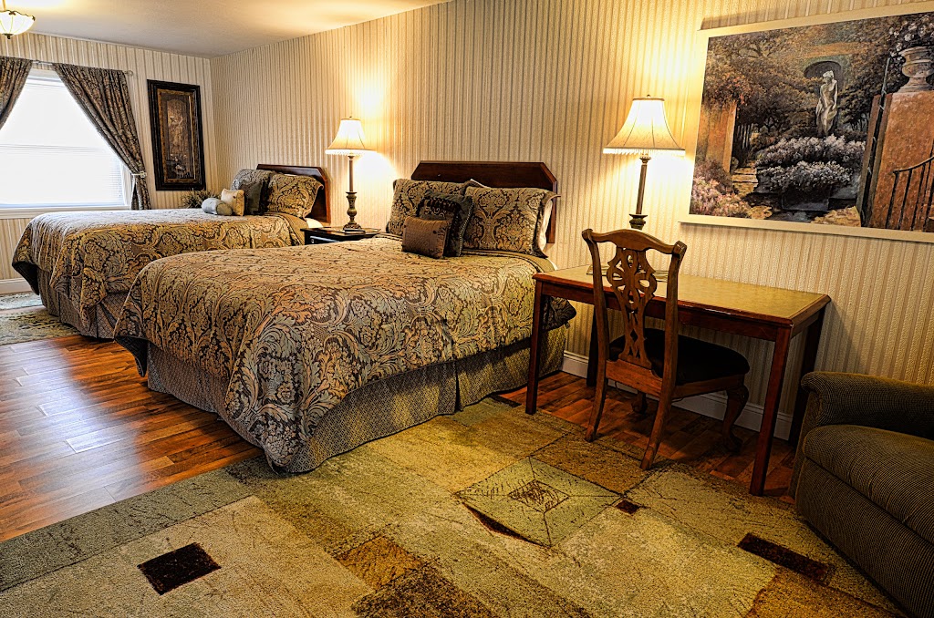 Riverboat Inn & Suites | 906 E 1st St, Madison, IN 47250, USA | Phone: (812) 265-2361