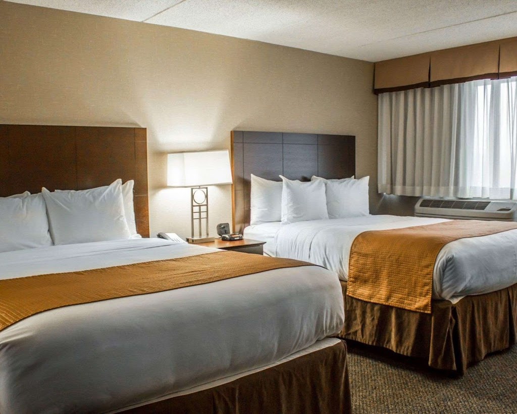 Comfort Inn & Suites | 5 Park Center Dr, Wadsworth, OH 44281, USA | Phone: (330) 336-7692