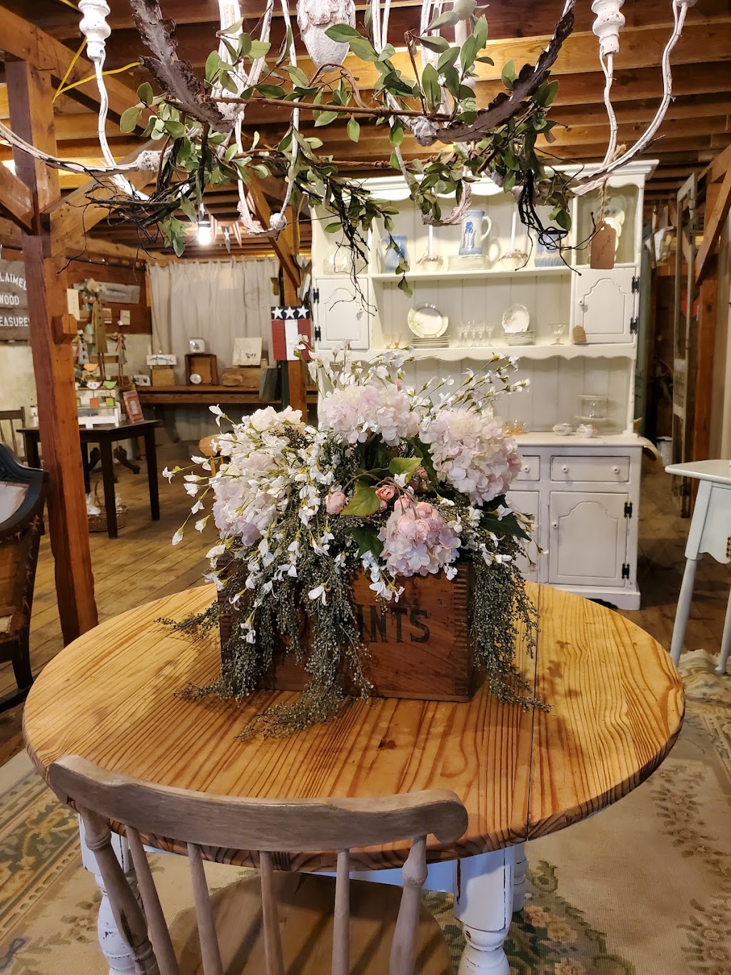 Antique Lily | 1429 Ocean Hwy N, Durants Neck, NC 27944 | Phone: (252) 312-4553