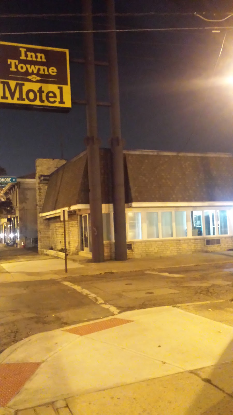 Inn Towne Motel | 595 W Broad St, Columbus, OH 43215, USA | Phone: (614) 224-1241