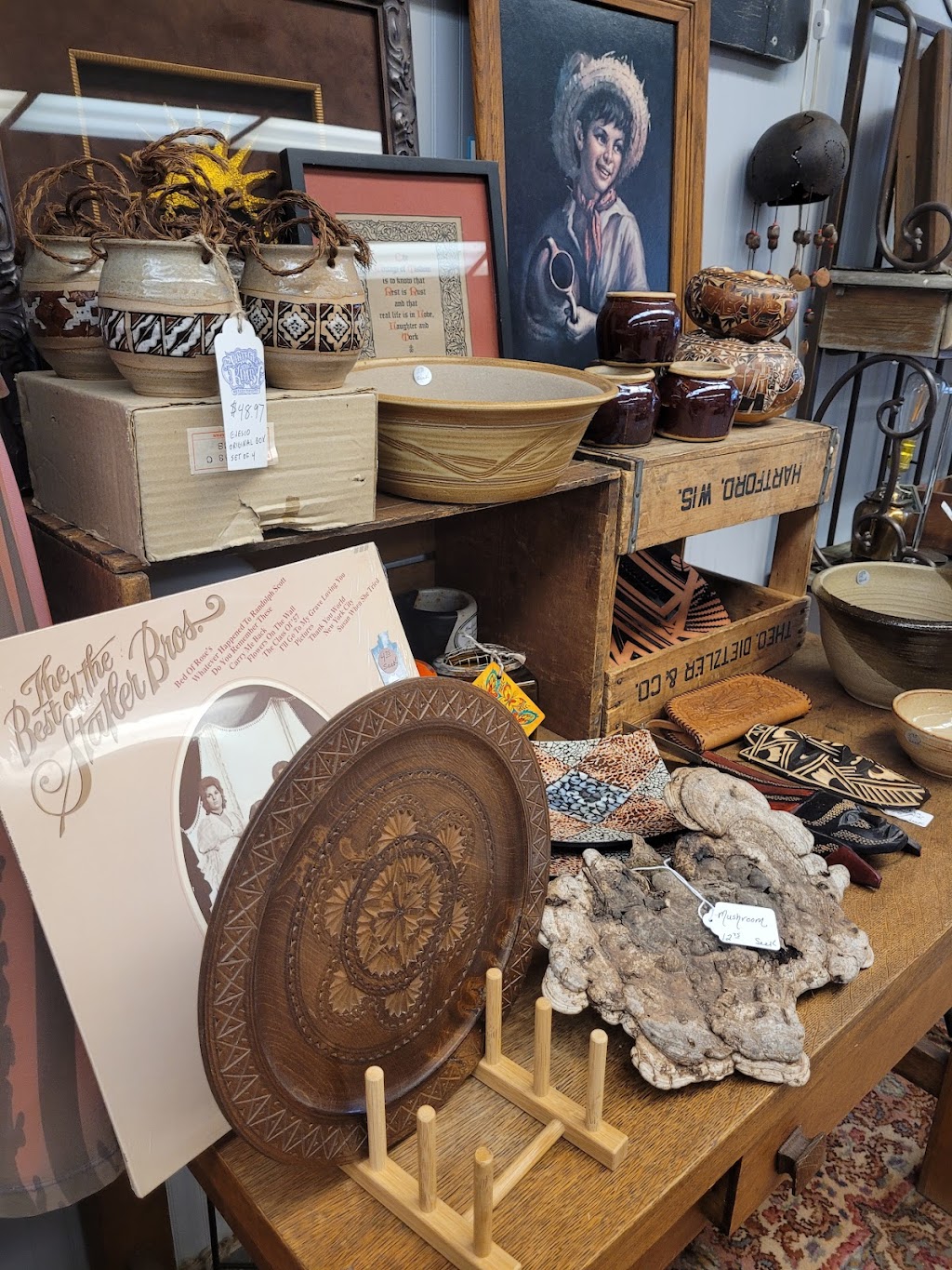 Baraboo Vintage & Seek Boutique | 115 4th St, Baraboo, WI 53913, USA | Phone: (262) 939-0563