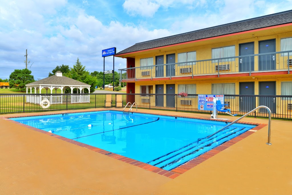 Castle Inn & Suites Chickasha | 2901 S 4th St, Chickasha, OK 73018, USA | Phone: (405) 222-2205