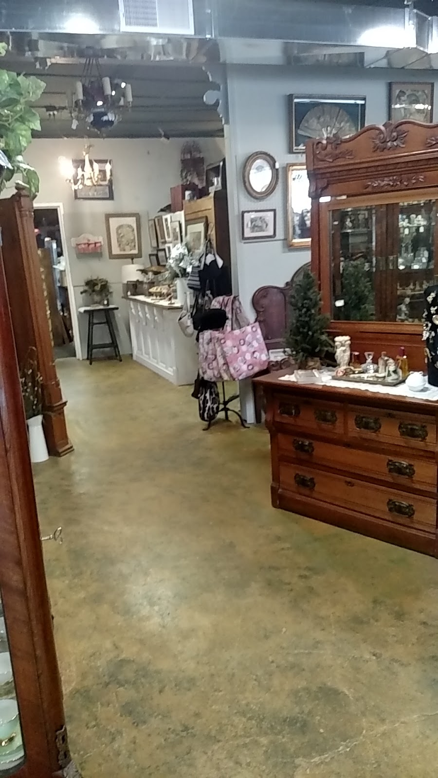 Chelsea Antiques | 407 N Main St, Chelsea, MI 48118, USA | Phone: (734) 475-7131