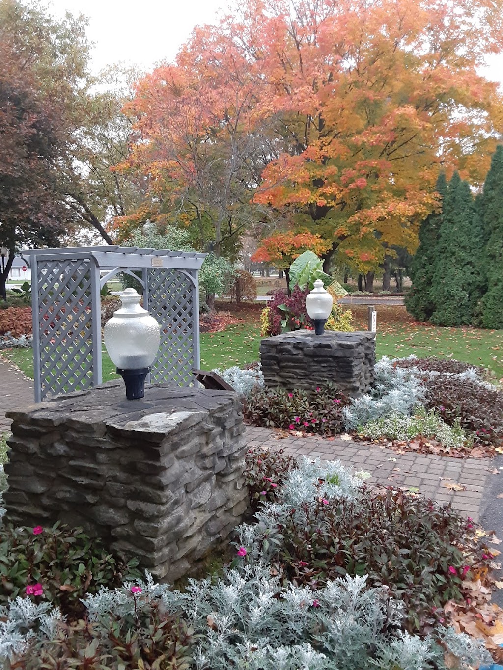 Jenny Thompson Memorial Garden | 520 W Union St, Ligonier, IN 46767, USA | Phone: (260) 894-7344