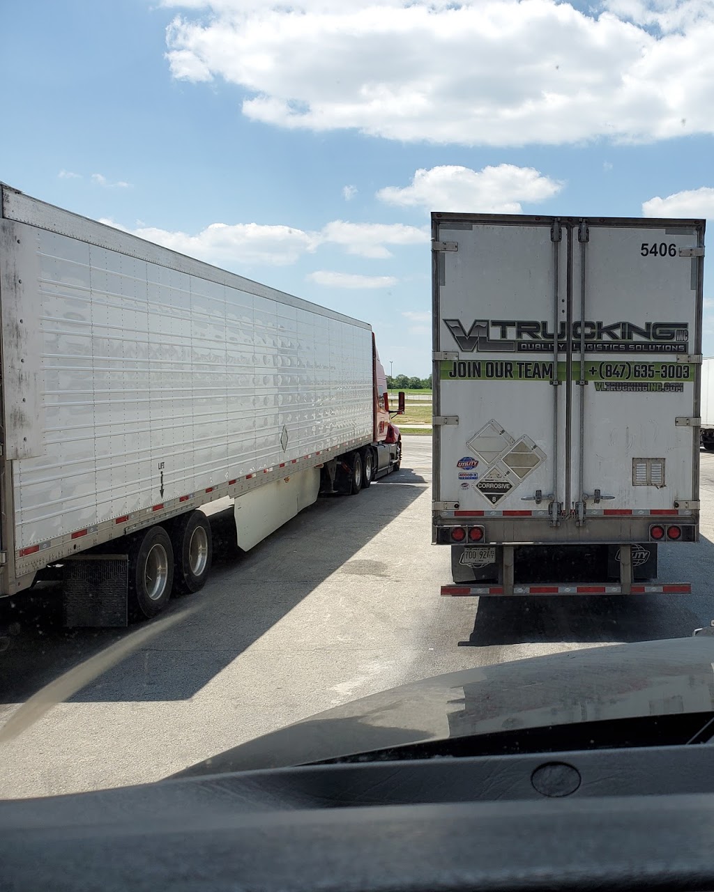 VL Trucking | 200 Howard Ave Suite 250, Des Plaines, IL 60018, USA | Phone: (847) 635-3003