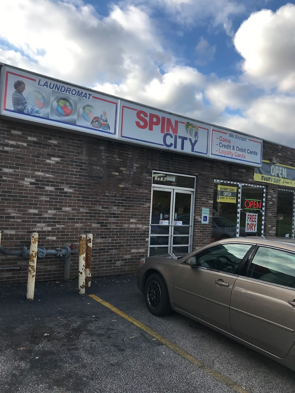 Spin City Laundromat | 2376 East Ave, Akron, OH 44314, USA | Phone: (330) 753-9471