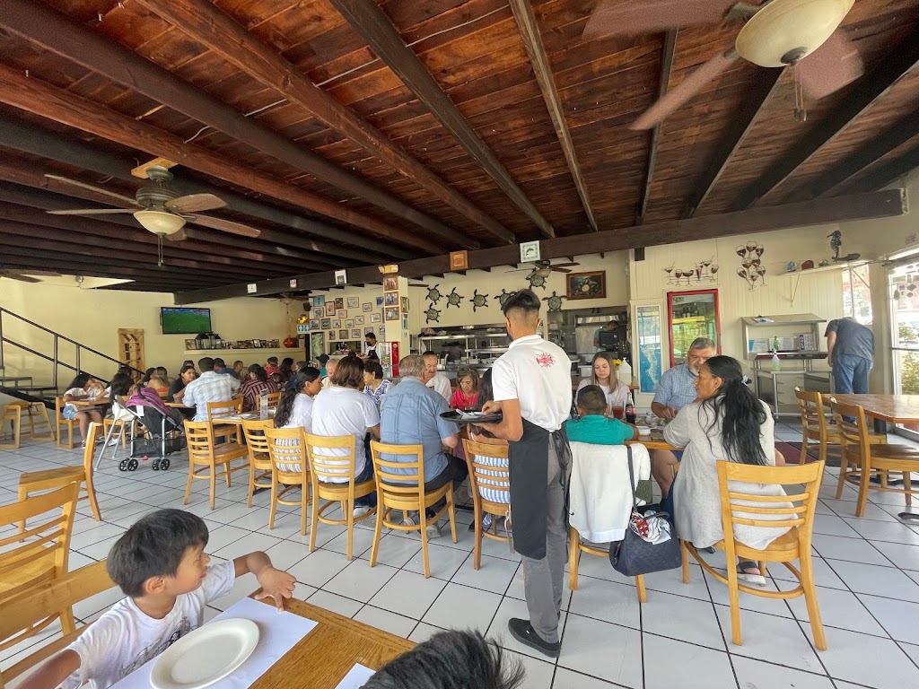 Don Luis Restaurant | Chinchorro 20, 22710 Puerto Nuevo, B.C., Mexico | Phone: 661 614 1379