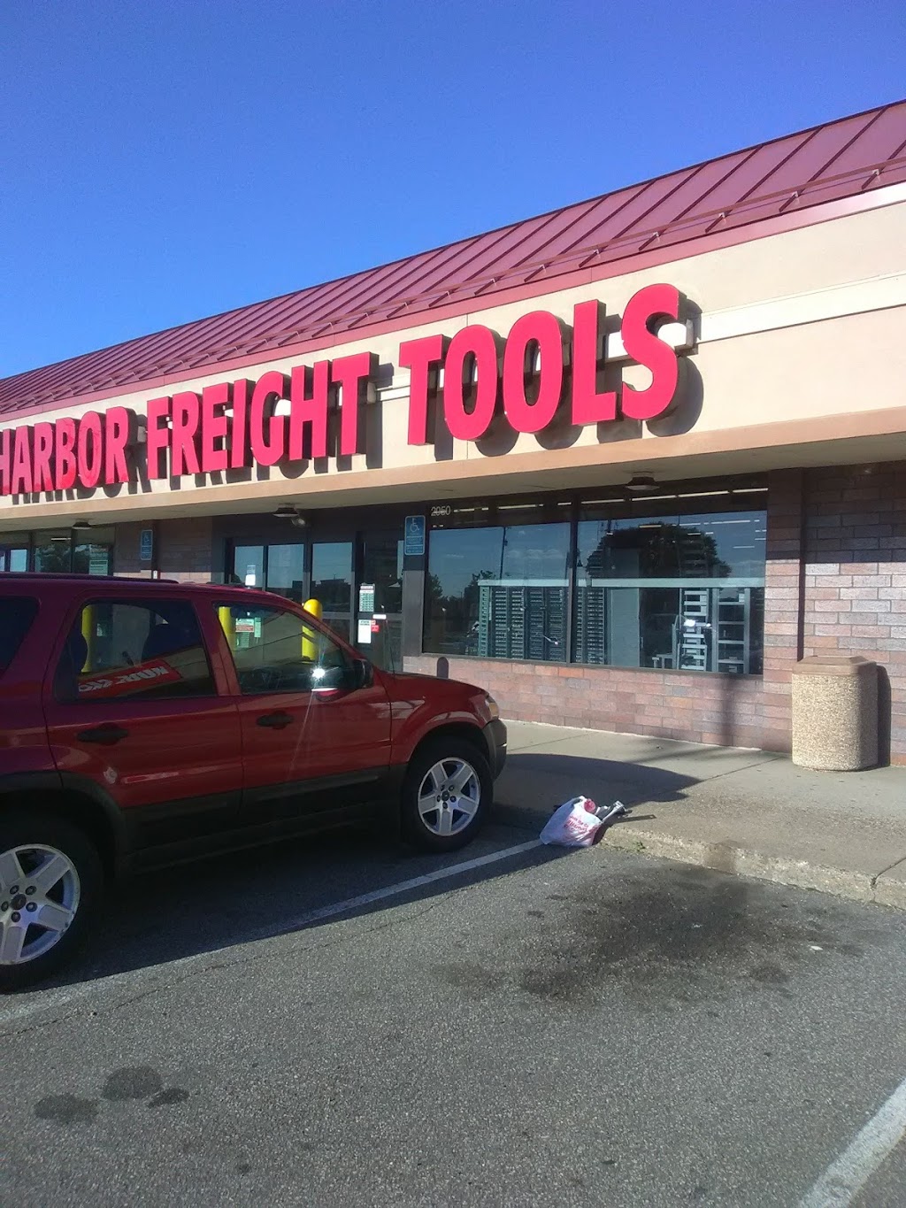 Harbor Freight Tools | 2950 White Bear Ave SUITE 10, Maplewood, MN 55109, USA | Phone: (651) 777-0713