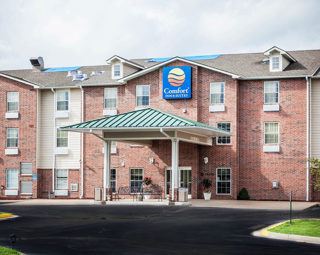Comfort Inn & Suites St. Louis - Chesterfield | 18375 Chesterfield Arpt. Rd, Chesterfield, MO 63005, USA | Phone: (636) 530-1200