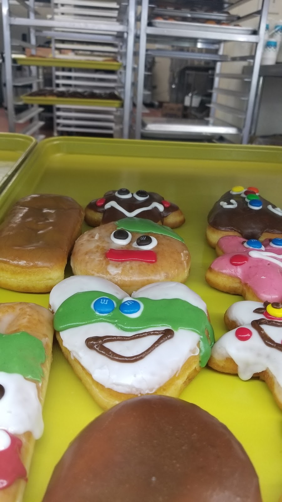 Amazing Donuts Bakery | 10355 Ferguson Rd #150, Dallas, TX 75228 | Phone: (214) 468-4240