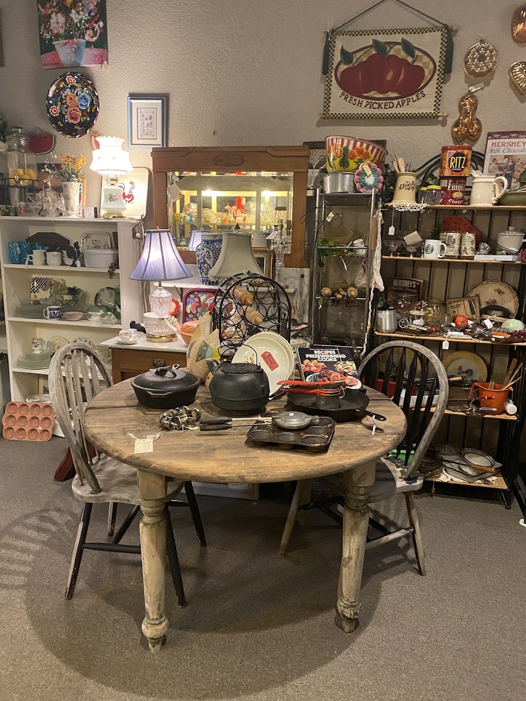 Sandies Antiques and Collectibles | 605 N Broadway St, Joshua, TX 76058, USA | Phone: (817) 586-8252