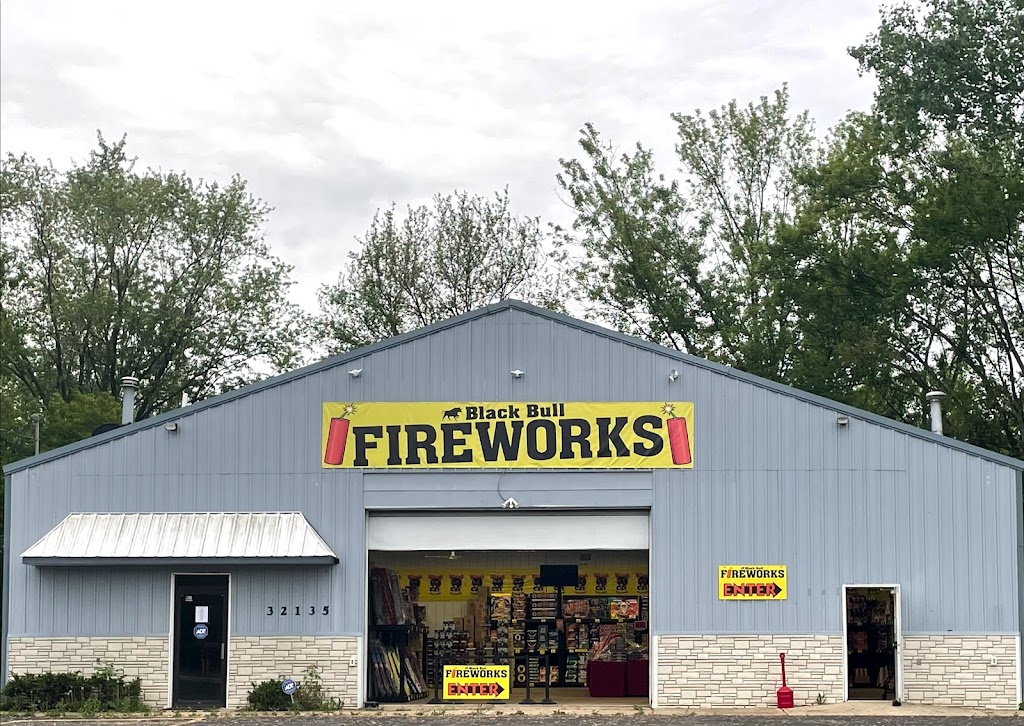 Black Bull Fireworks Super Store-Salem | 32135 Geneva Rd, Salem, WI 53168, USA | Phone: (414) 349-2463