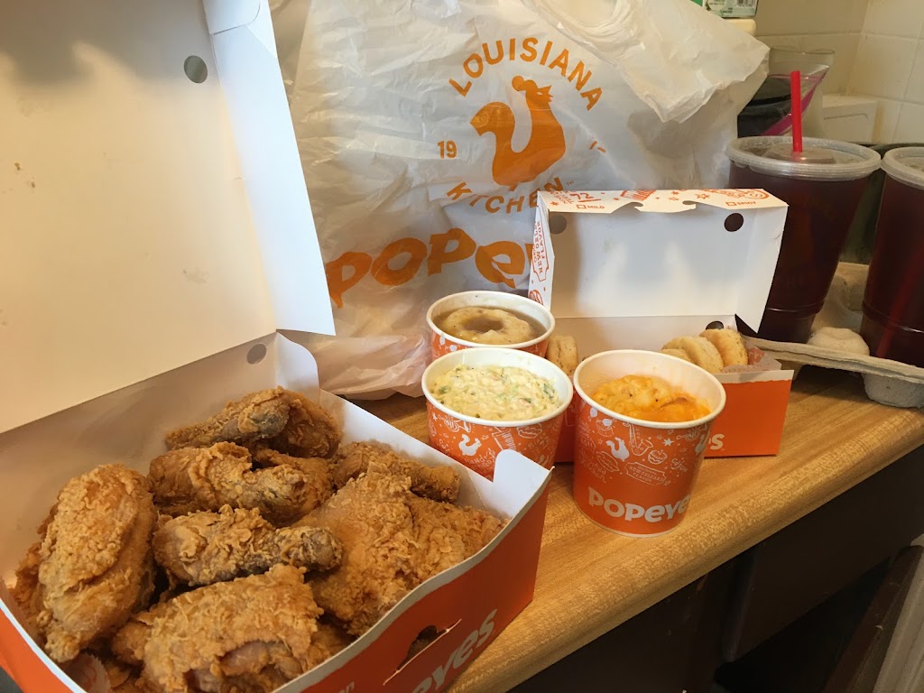 Popeyes Louisiana Kitchen | 2606 W State St, New Castle, PA 16101, USA | Phone: (724) 698-7079