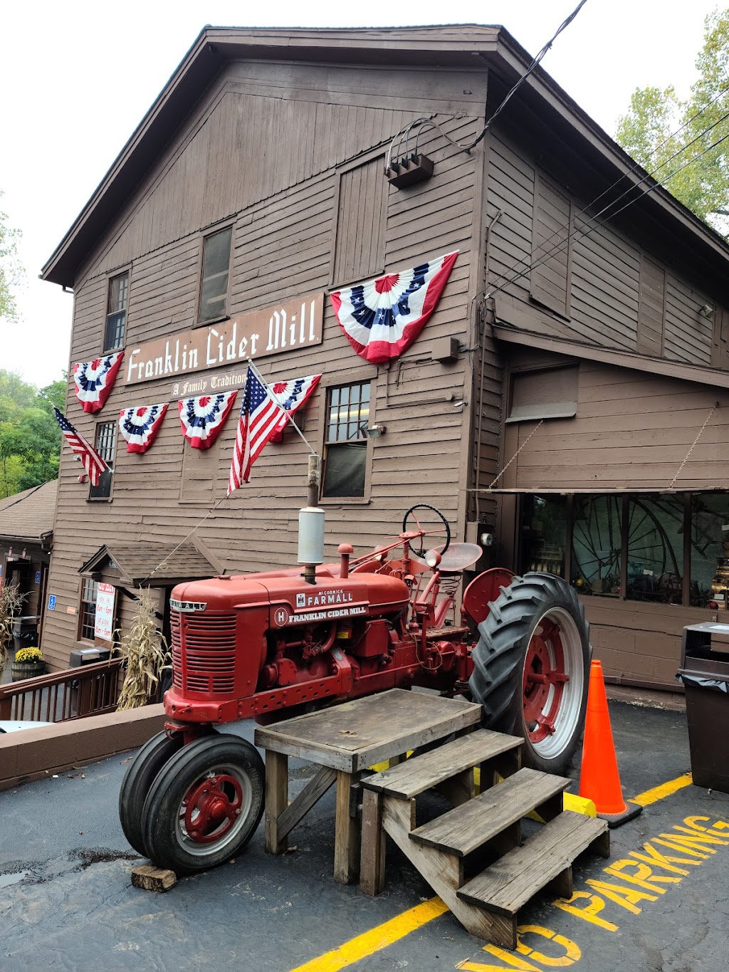 Franklin Cider Mill | 7450 Franklin Rd, Bloomfield Hills, MI 48301, USA | Phone: (248) 626-8261