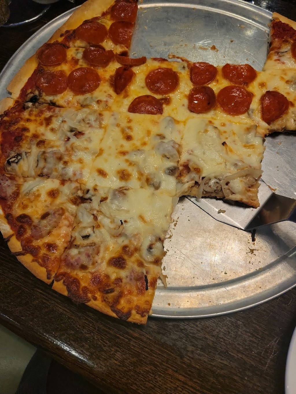 Gullivers Pizza & Pub | 17W517 Roosevelt Rd, Oakbrook Terrace, IL 60181, USA | Phone: (630) 691-1888