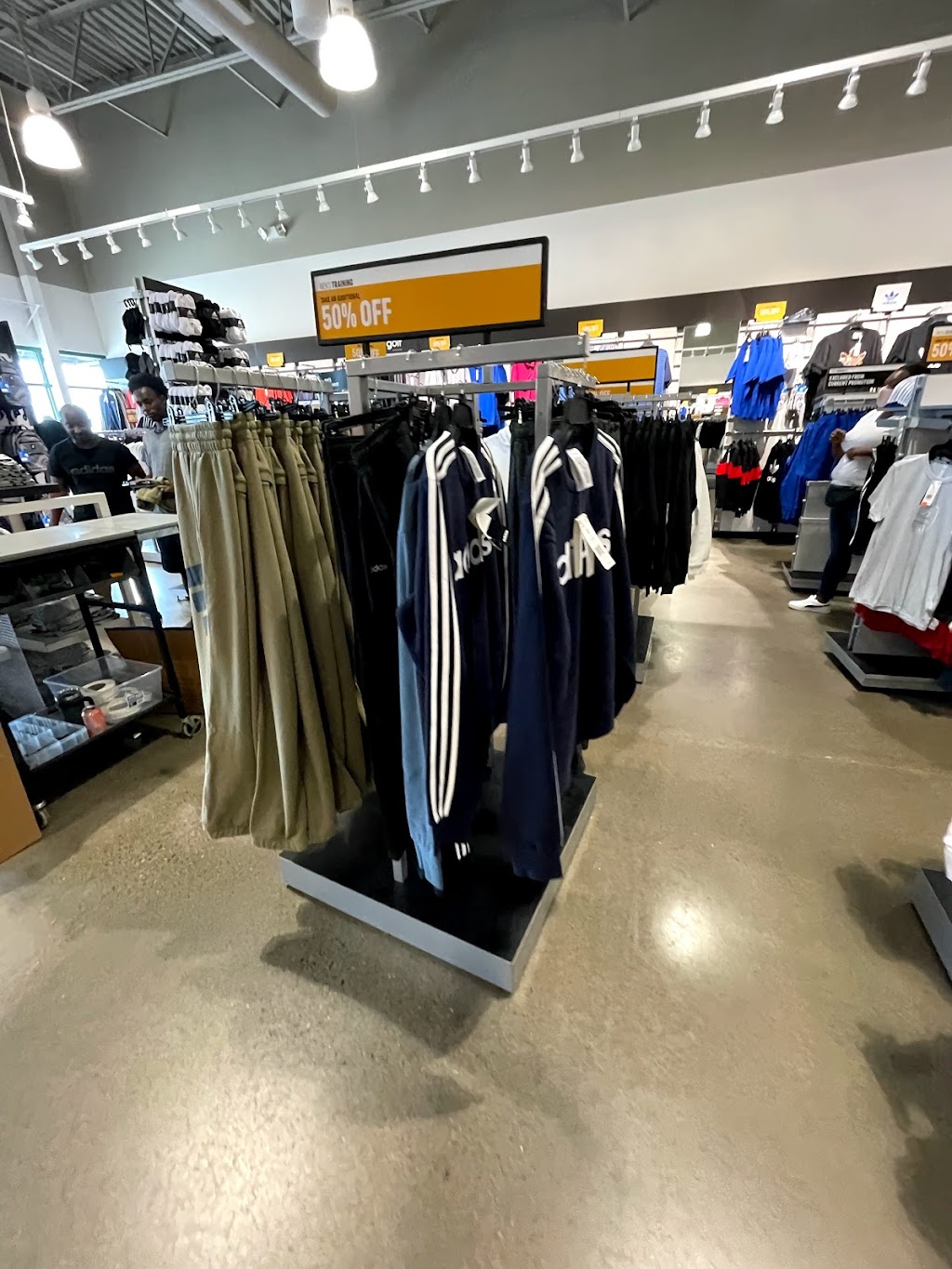 adidas Outlet Store Albertville | 6415 Labeaux Ave NE Suite B75, Albertville, MN 55301, USA | Phone: (763) 497-0922