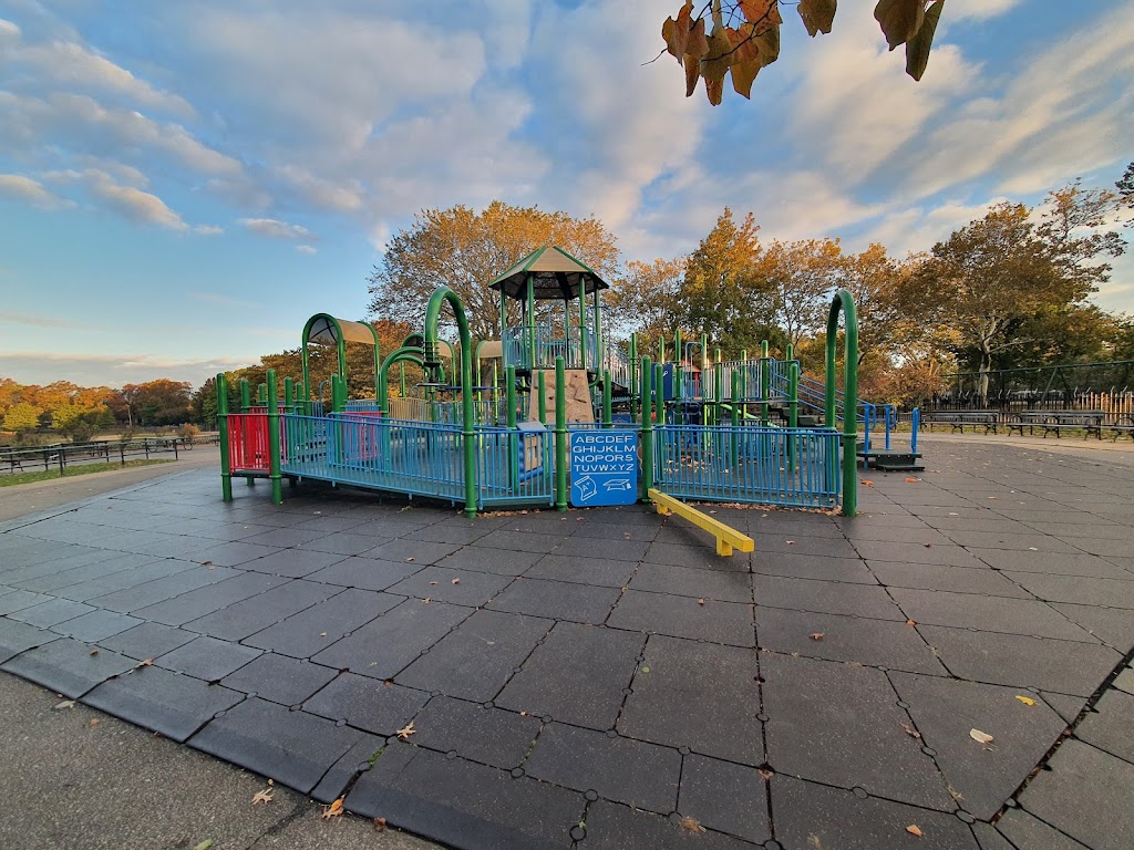 Juniper Valley Park | Juniper Blvd., Lutheran Ave., 71 St, Dry Harbor Rd, Queens, NY 11379, USA | Phone: (212) 639-9675