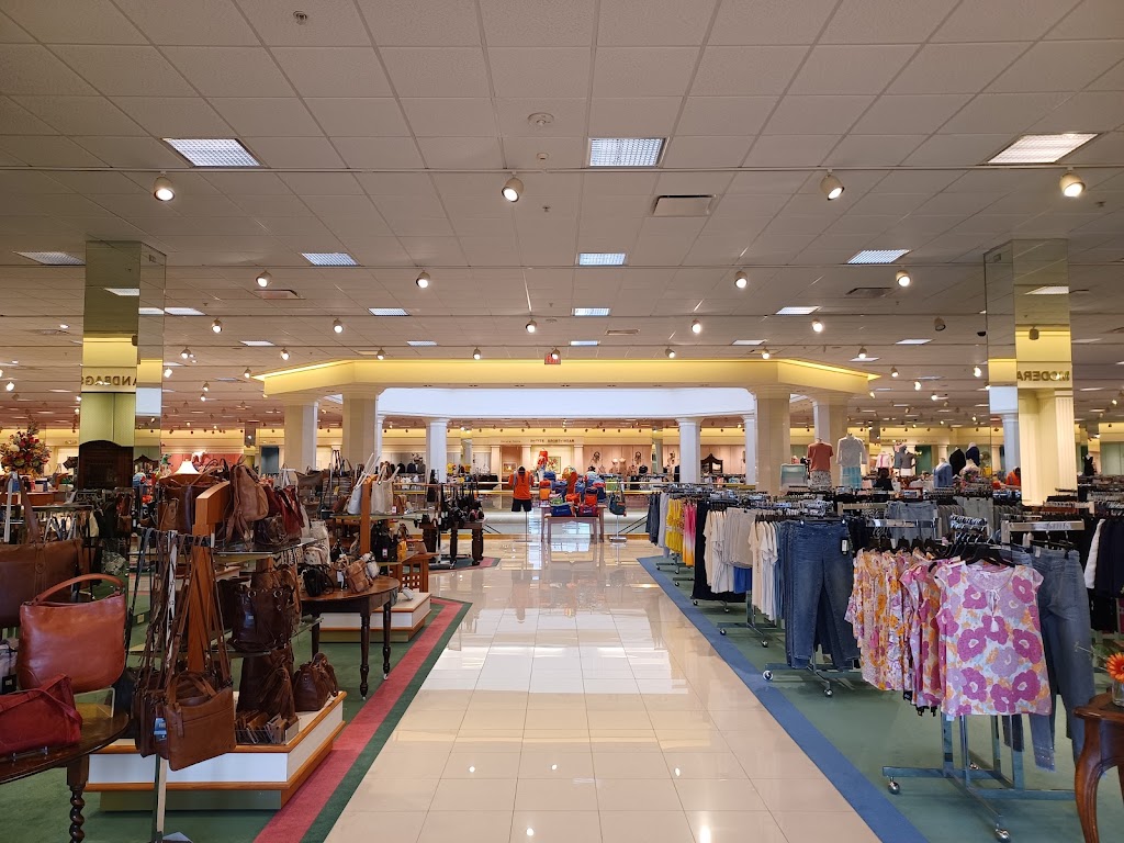 Von Maur | 2 Fountain Grass Dr, Lake St Louis, MO 63367, USA | Phone: (636) 561-7040