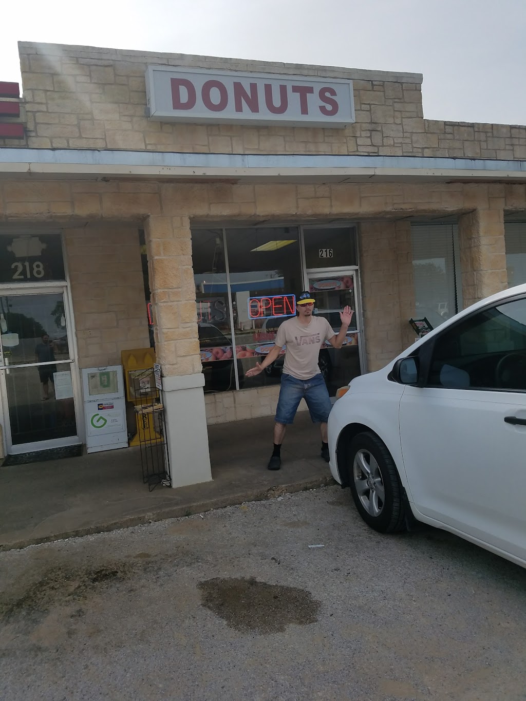 Donutland | 216 N Main St, Euless, TX 76039, USA | Phone: (817) 283-0445